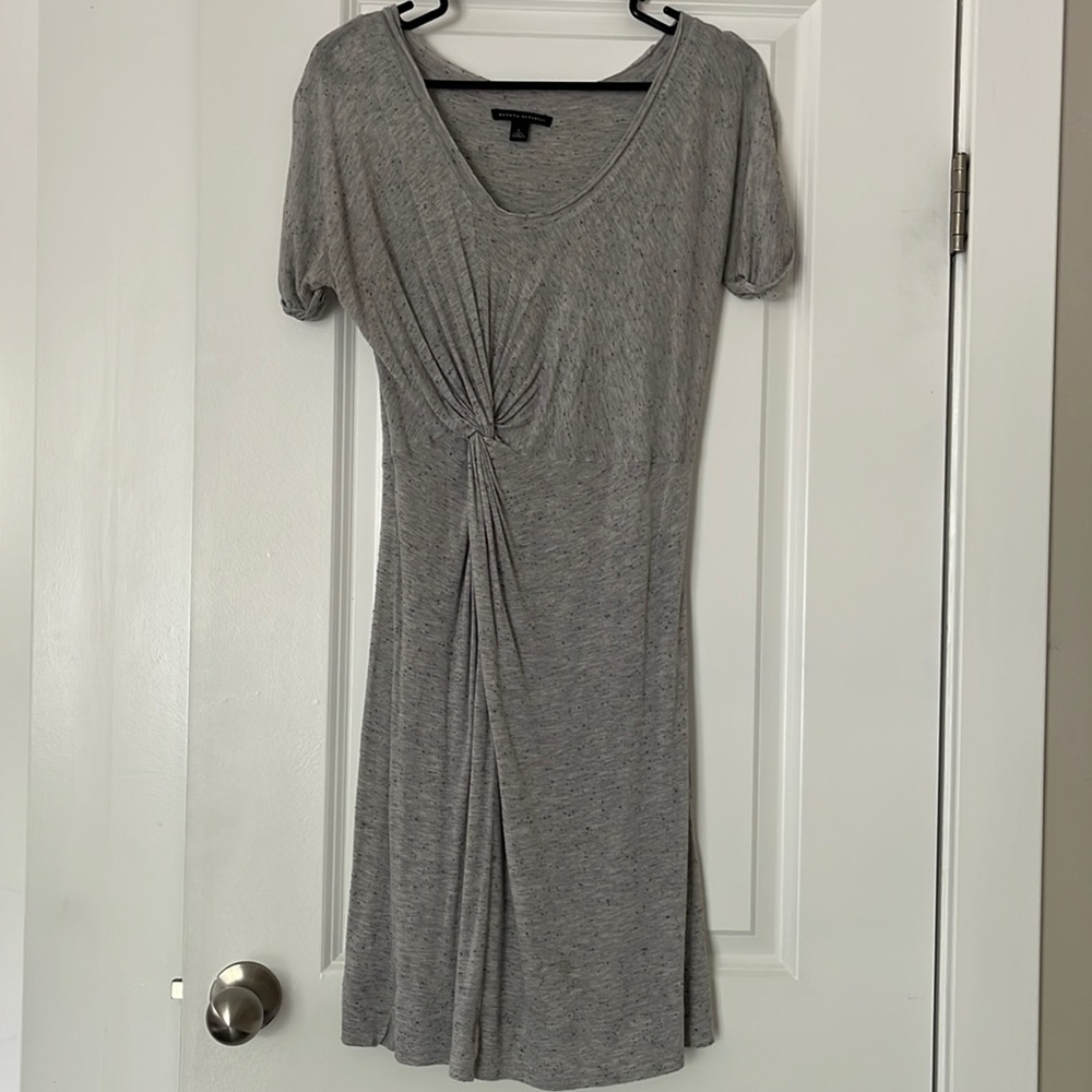 Banana Republic size: Small. Grey comfortable dress. 85% rayon 15% polyester.